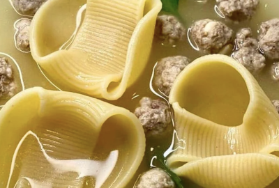 Caldo de Escudella de Nadal con galets y pilotes trufades